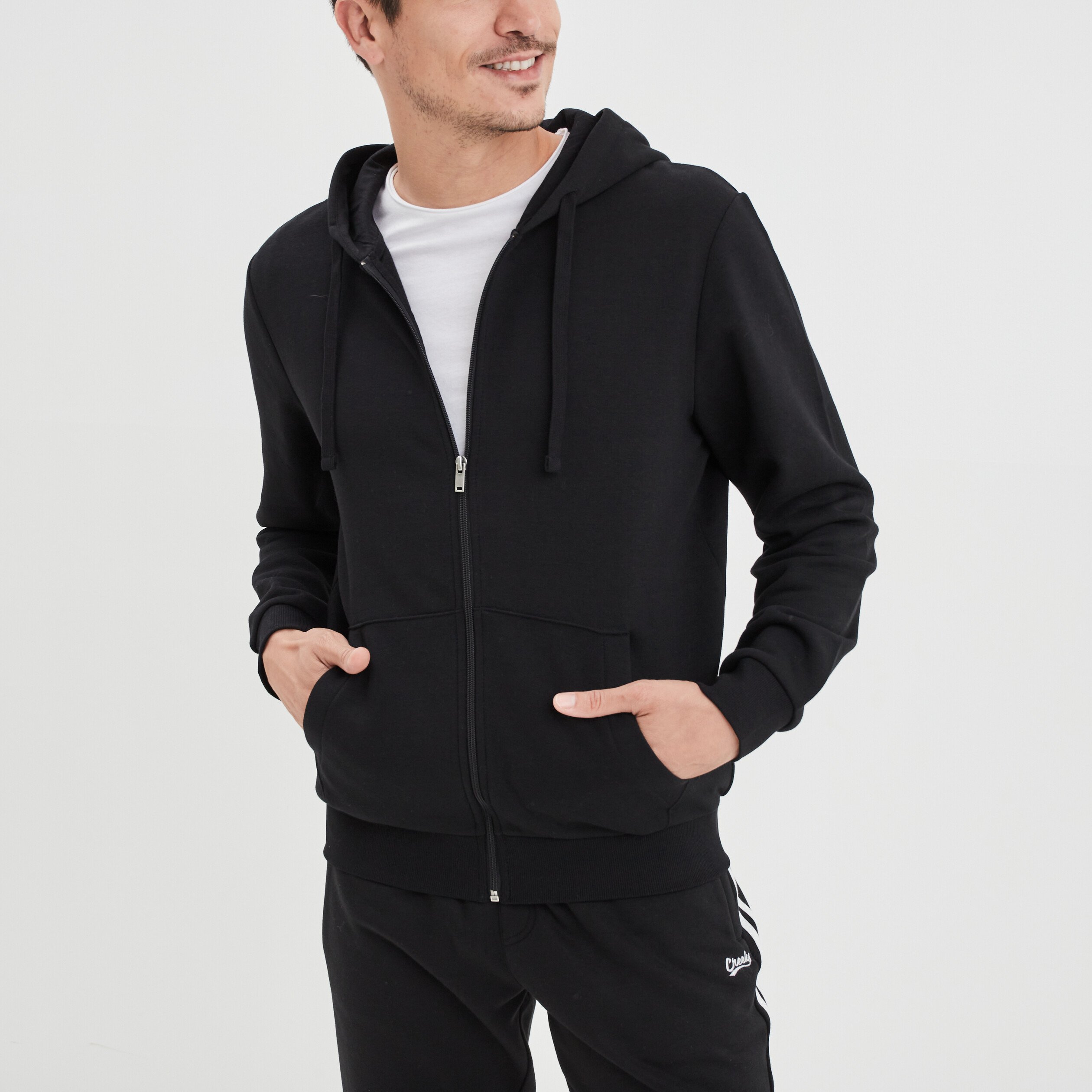 sweat-capuche-noir-076ias-1.jpg