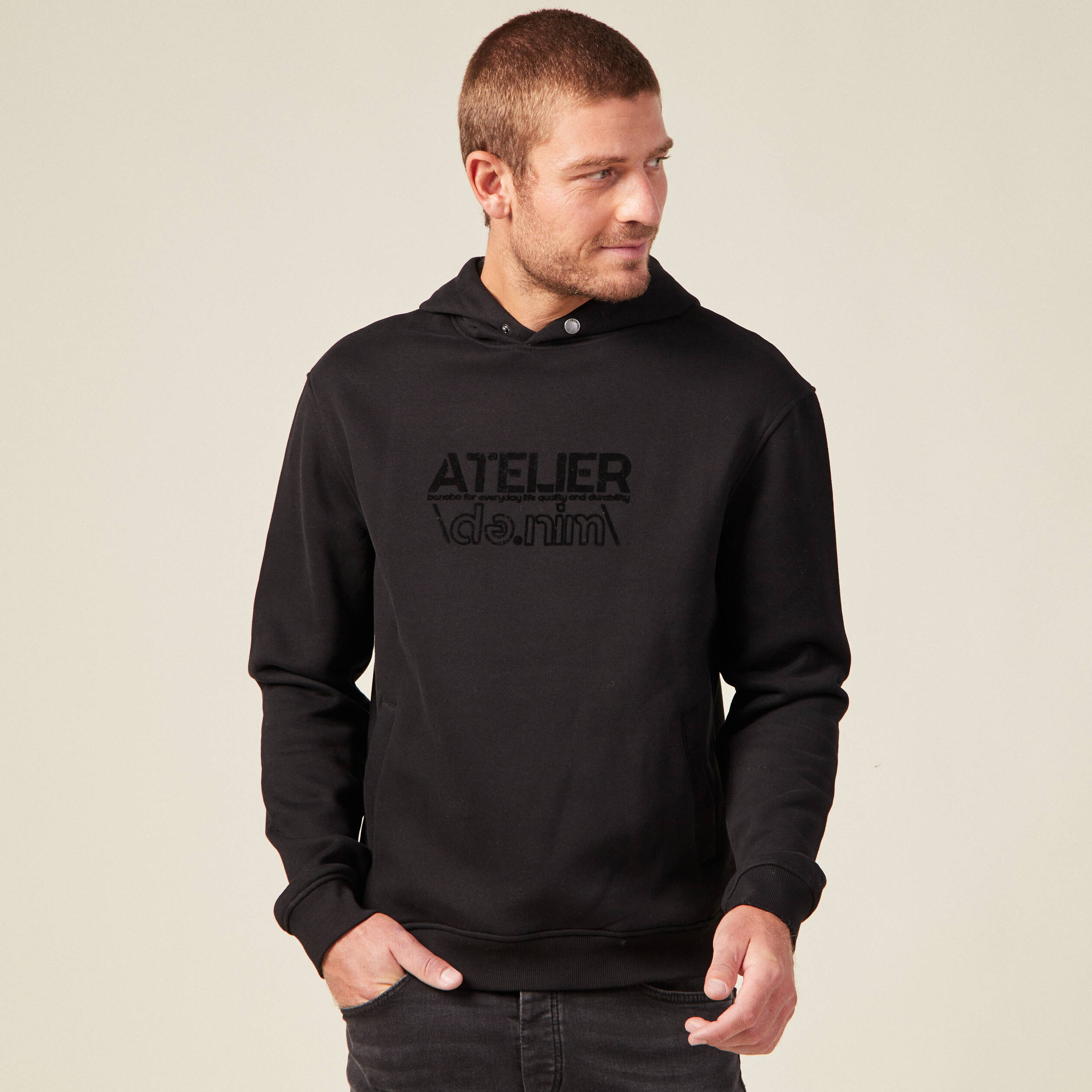 sweat-noir-a-capuche-homme-671dhe.jpg