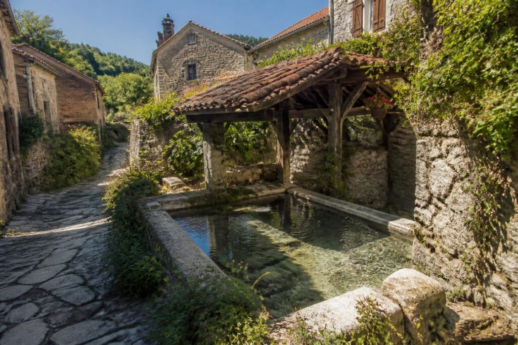 découvrez les villages de caractère du bugey, leurs pierres authentiques, lavoirs traditionnels et vieilles ruelles pleines d'histoire.
